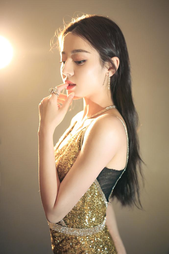 穿吊带裙里面穿什么内衣_美女穿性感内衣