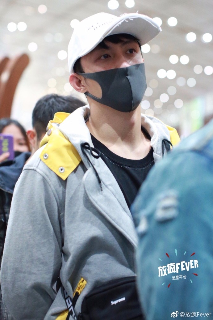 黄景瑜穿灰色卫衣搭配黑色运动裤现身机场,口