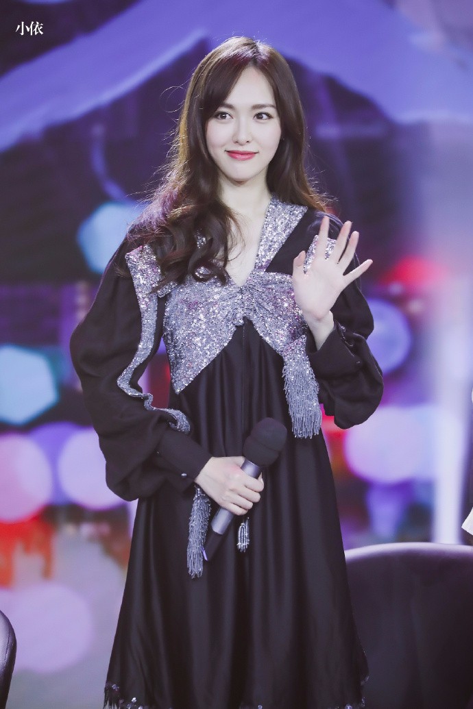 唐嫣现身北京卫视出席《归去来》开播发布会,