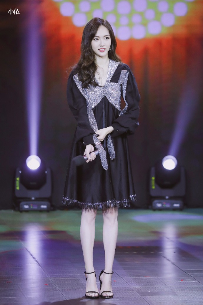 唐嫣现身北京卫视出席《归去来》开播发布会,