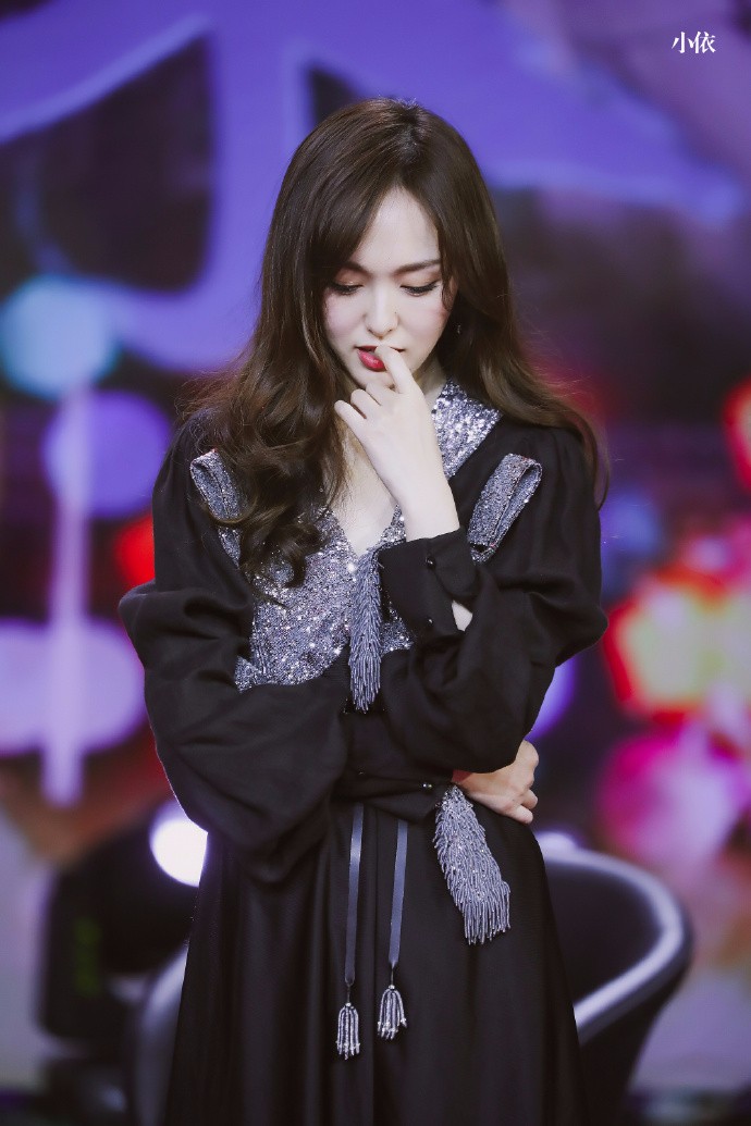 唐嫣现身北京卫视出席《归去来》开播发布会,