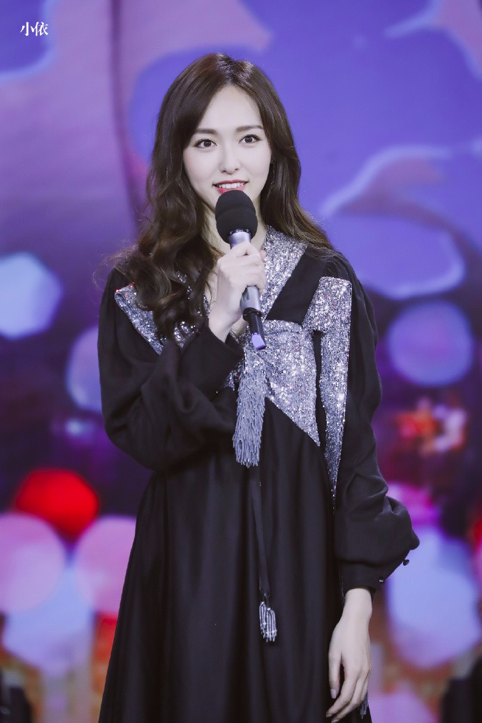 唐嫣现身北京卫视出席《归去来》开播发布会,