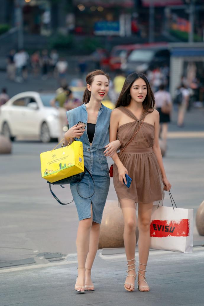 重庆街拍: 第六位小姐姐一看就是模特,真心美丽动人!
