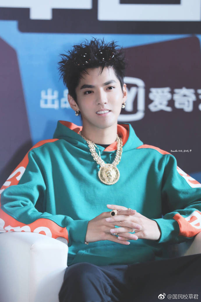 吴亦凡身穿绿色supreme连帽卫衣搭配金色项链