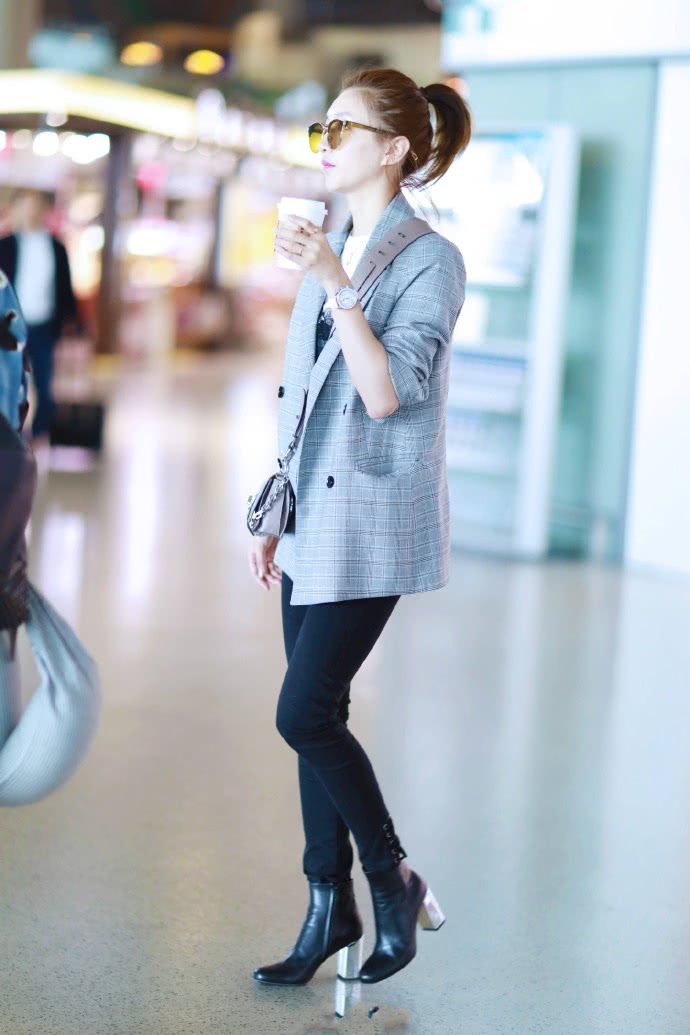 江疏影难得粉嫩一回,看到下半身我无语,这腿是