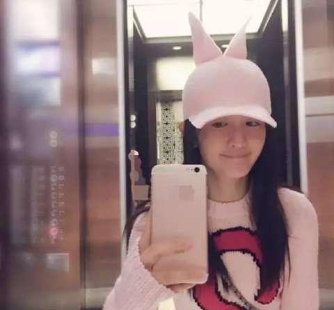 谢娜穿15元鞋录了3年快本被嘲廉价, 但她捐款