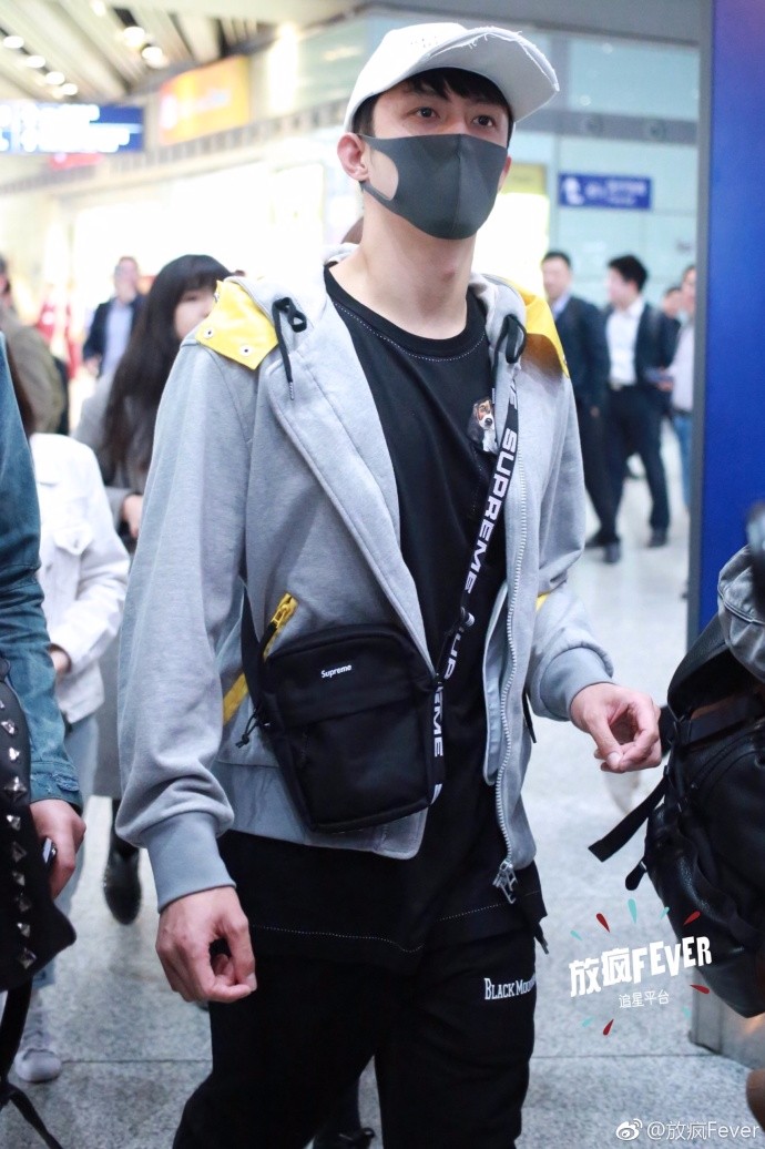 黄景瑜穿灰色卫衣搭配黑色运动裤现身机场,口