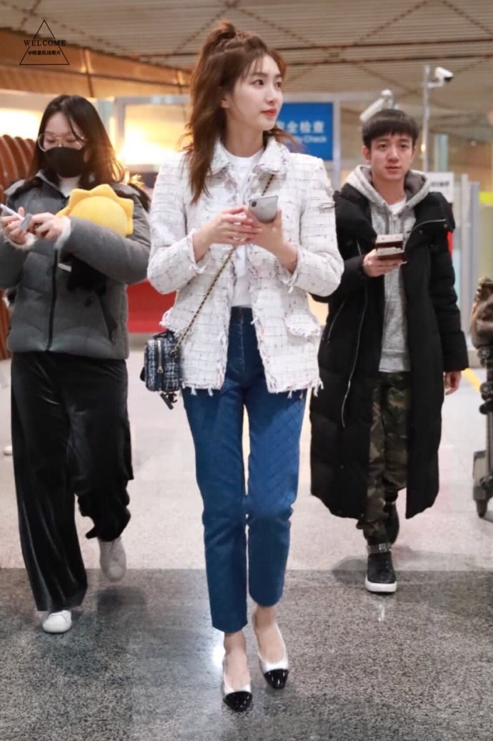 江疏影难得粉嫩一回,看到下半身我无语,这腿是