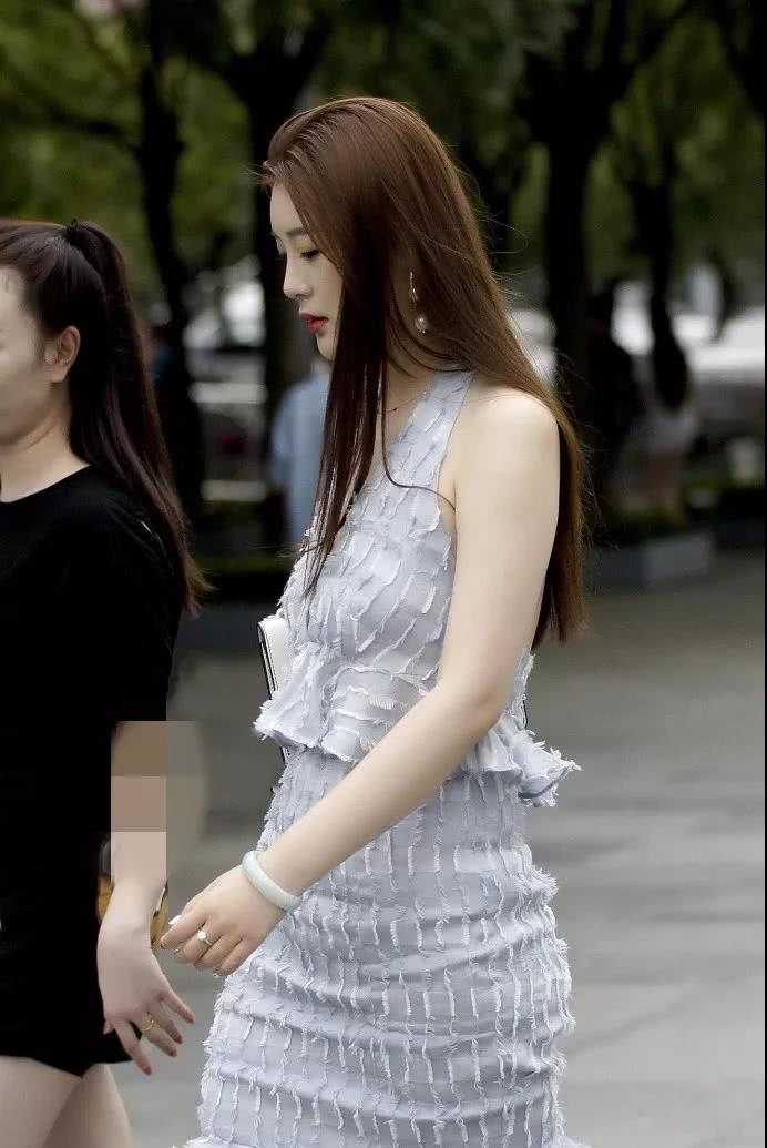 小姐姐性感连衣裙秀出傲人上围,时尚俏皮尽显S曲线