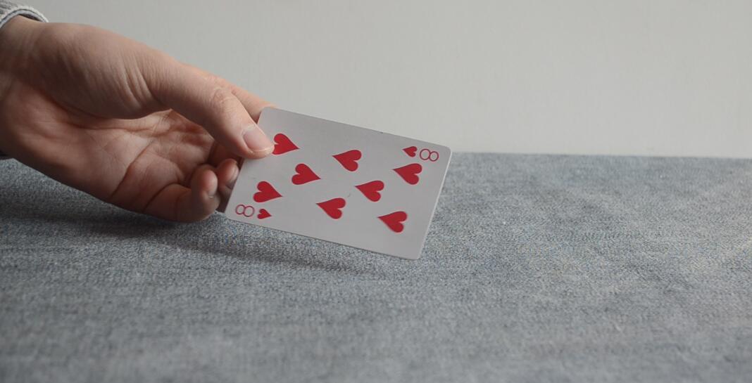 玩旧的扑克牌别扔了, 简单剪几刀, 改造成耳机收