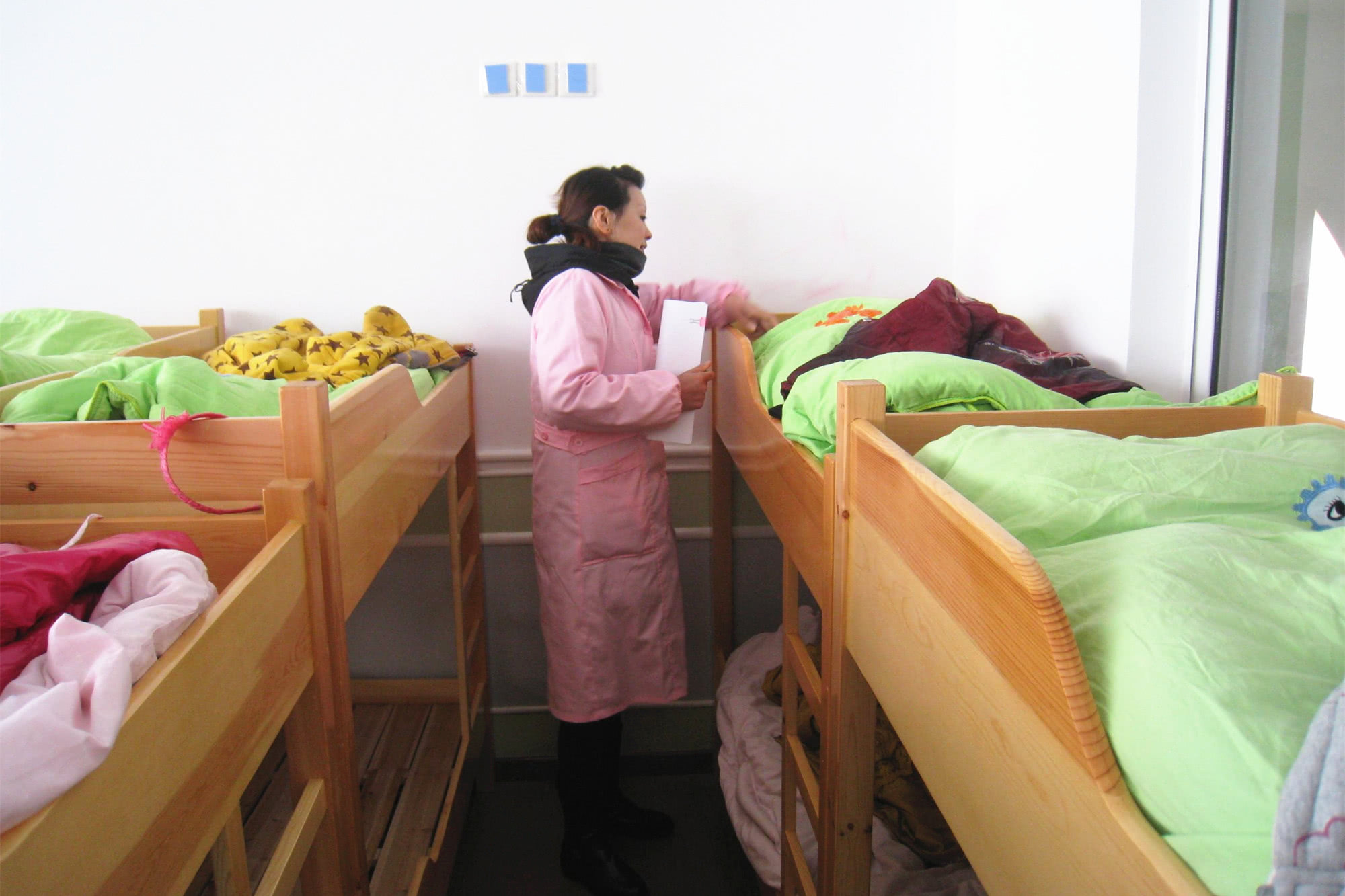 幼儿园午睡孩子躺在床上一动不动，妈妈揭开真实原因，很心酸