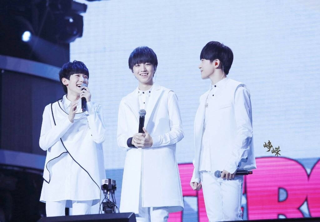 王俊凯提驾照还教粉丝如何学车 网友：恭喜王俊凯先生喜提驾照