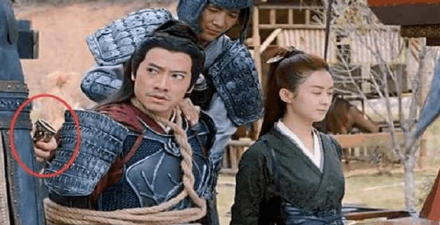 那些年的尴尬穿帮镜头, 《轩辕剑》中唐嫣胡歌