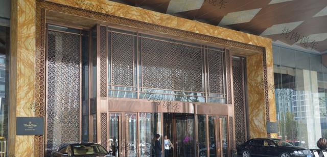 王思聪他们家的宾利, 出了事故没舍得换, 修修补补接着用