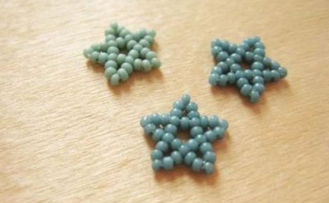 串珠五角星手工教程图解,可以编织成项链饰品