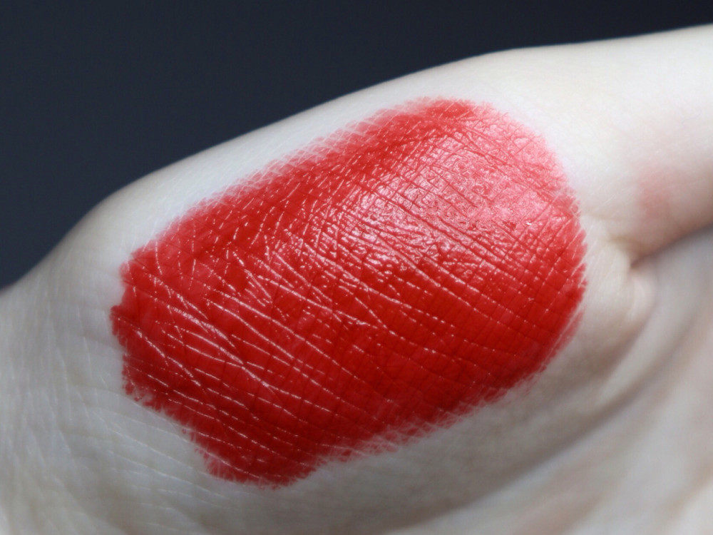 每个女孩都应该有一支TF口红TF16黑管红红火