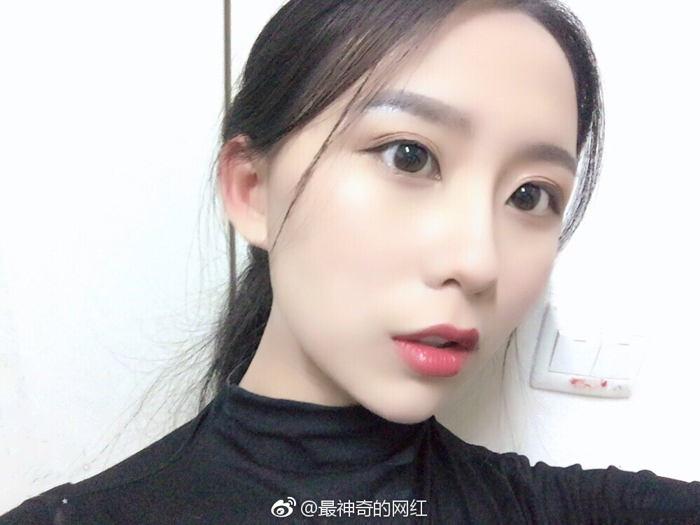 她叫王依然,四川西南航空专修学院,空乘专业,0