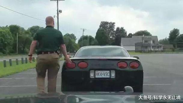 交警查车的时候, 为什么都要摸一下车屁股? 今