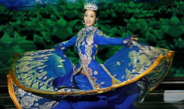 最美新疆舞, 迪丽热巴、古力娜扎和佟丽娅, 演绎