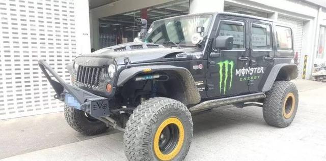 极品越野车，二手车市场偶遇改装牧马人，奔驰G都没它厉害