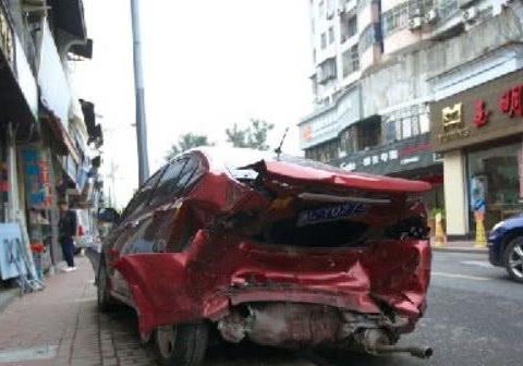 车停路边被撞，先找保险还是先报警？顺序错了，可能一毛都不会赔