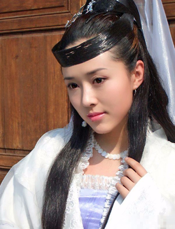 颜丹晨古装美图欣赏，最喜欢她在《宝莲灯》中嫦娥的造型了
