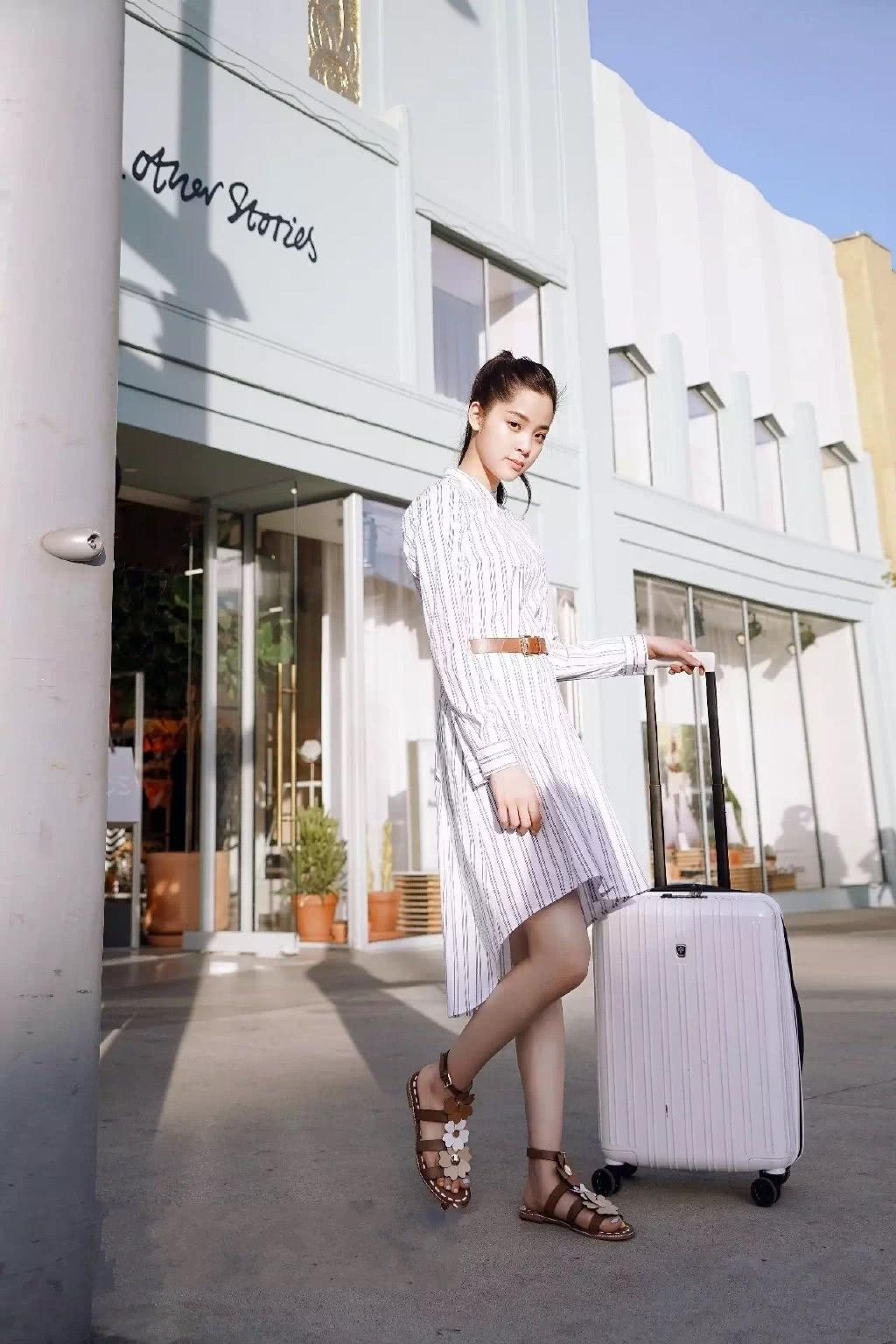 欧阳娜娜终于穿对了!格子衬衫配牛仔裤,鞋底的