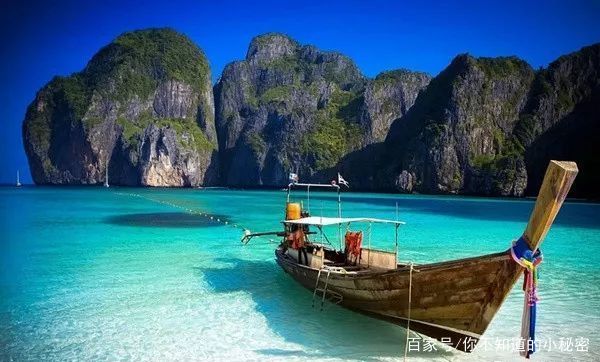 两华裔游客前一秒还在拍照,后一秒就被海浪卷