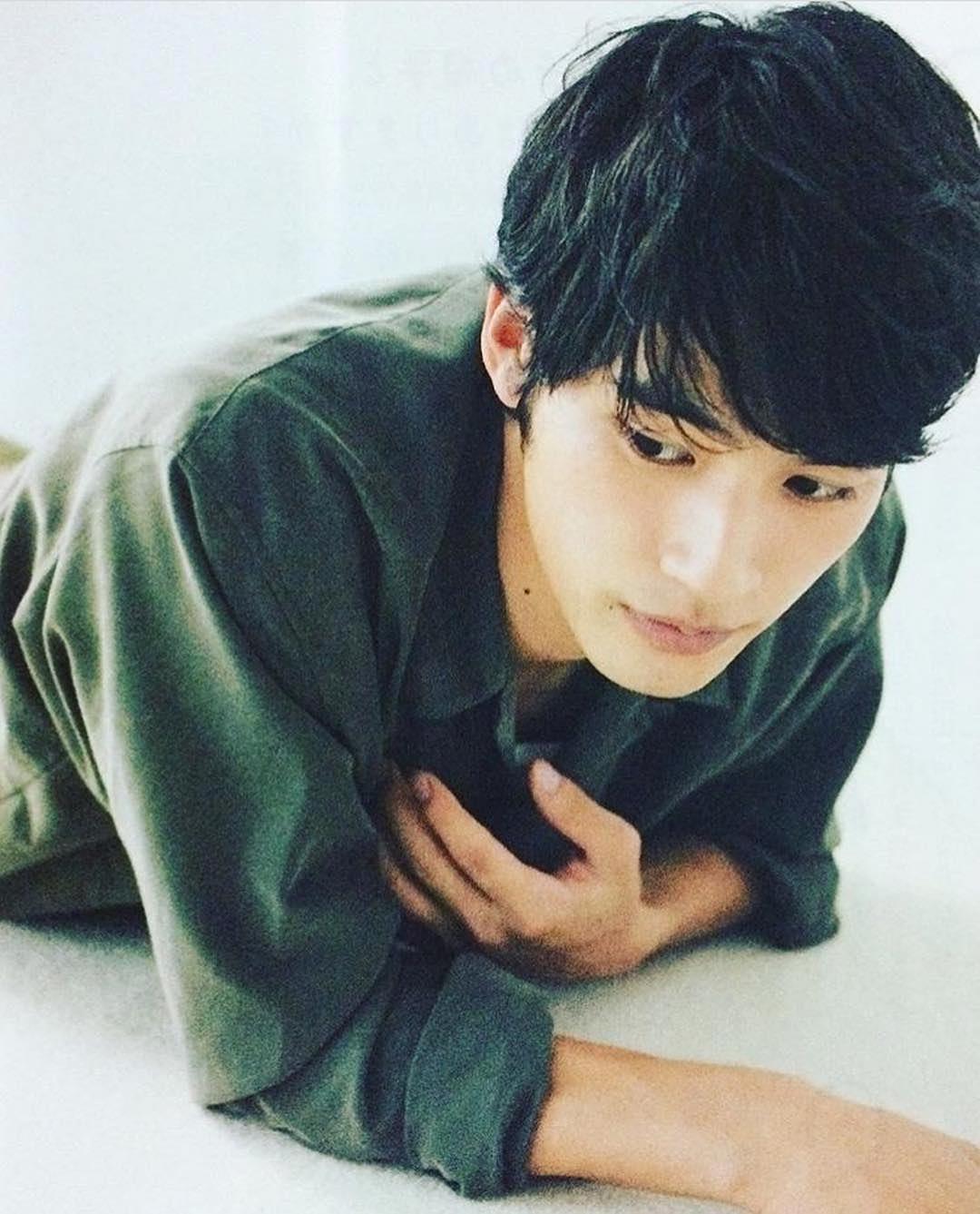 1999 年出生的冈田健史是一位年轻的日本演员。今年
