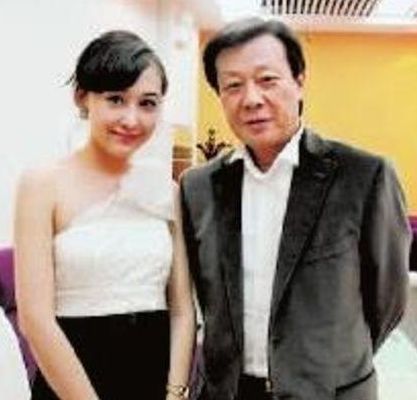 64岁寇世勋全家照,母亲背景强大却住养老院,两