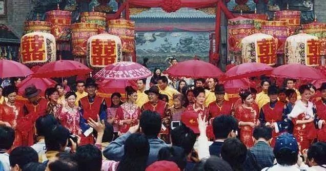 结婚当天婆婆让我三跪九拜进门,老公下车