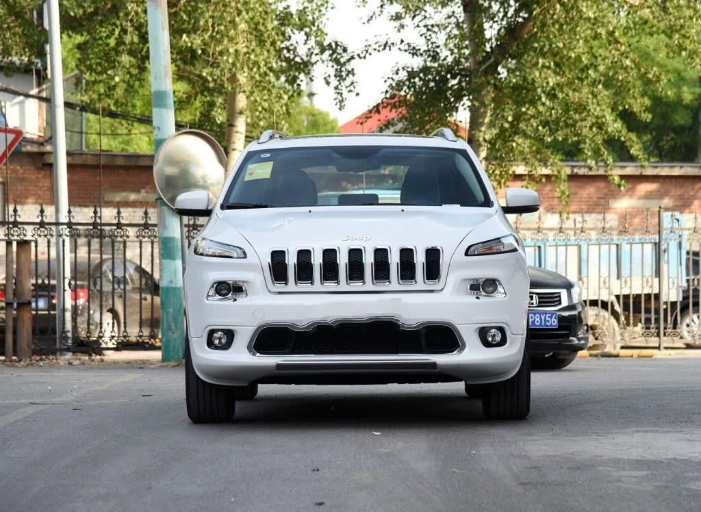 车重1.7吨，配9AT油耗8.3，外观比陆巡霸气，不足15万够厚道！