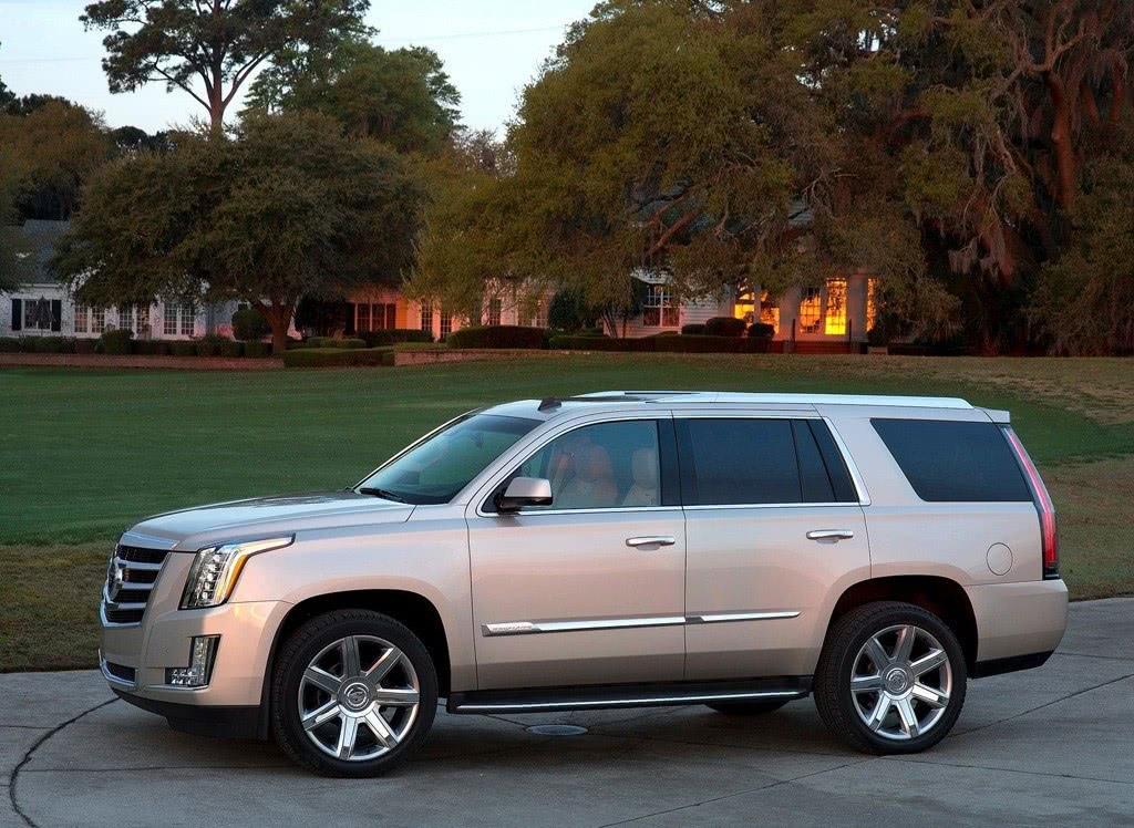 买保时捷后悔了！这台车比途乐霸气，配6.2L与V8，马力426Ps