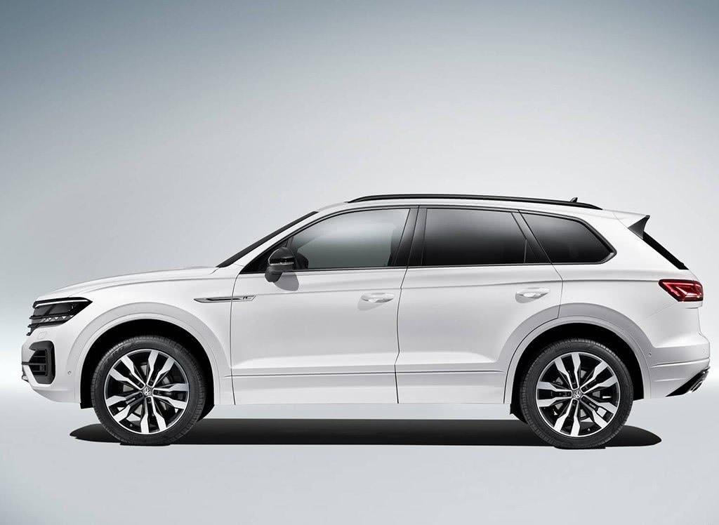 车重2.2吨，轴距2.9米加速7秒，满逼格中大型SUV，配8AT吊打Q7