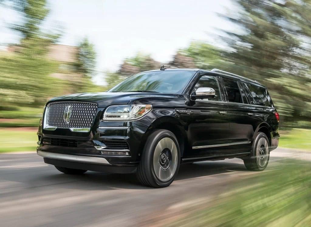 车重2.8吨，轴距3.1米车长5.4米，加速6.13秒，百万起逼格爆表