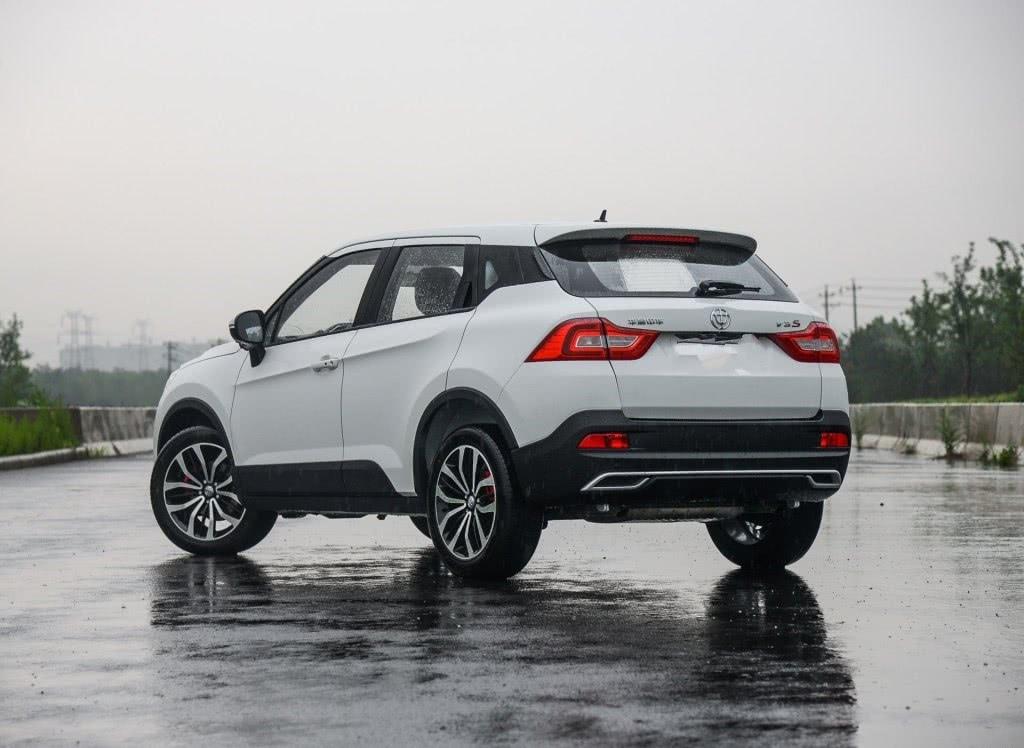 轴距2.57米，车长4.24米离地170，配1.5T马力150，宝马的驾驶感