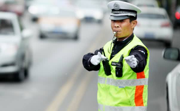 交警告诉你真相:黄灯最后一秒过线,继续走算闯