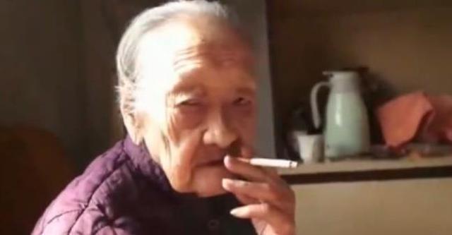 104岁老奶奶一天5包烟1斤白酒劝我戒酒的医生早都死了