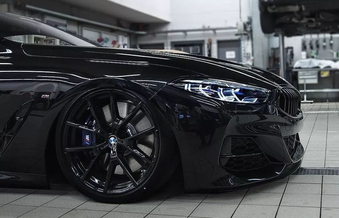 黑武士宝马M850i实拍!国内还没上市,别人已经玩起低趴了!