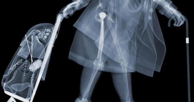 过安检时 X光早已看透一些 有时会很尴尬