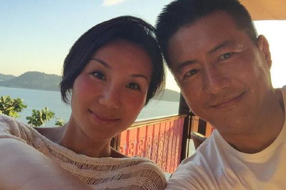 30岁毕业，今54岁娶小16岁身价过亿妻子，网友：和江珊差距太大