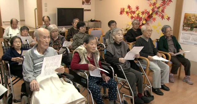 日本老人故意犯罪进监狱,真相让年轻人落泪