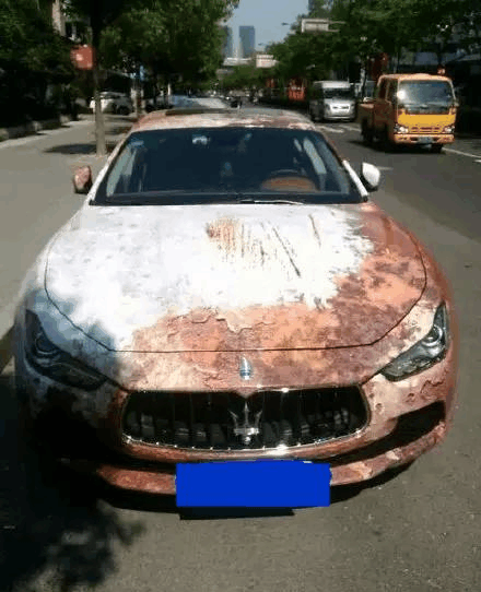 大街上锈迹斑斑的烂车, 一摸发现不对路, 看车标竟值140万!
