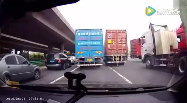 司机狂按喇叭在大货车车轮下救人一命，电动车腿都吓软了