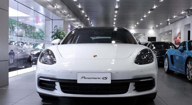 男子贷款买辆保时捷，之后因还不起车贷，就故意把车撞报废！