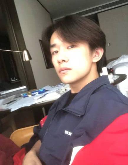 手臂长就是有优势,拍照脸显得小,恐怕也只有千玺能做到了.