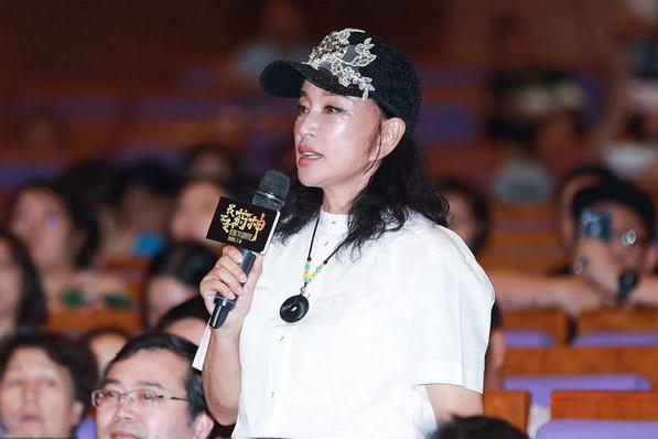 刘晓庆近照,皮肤松弛吓人,皱纹横生显老态,网友