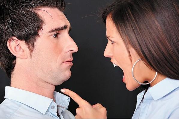 情侣之间冷战时,女人该不该先低头?