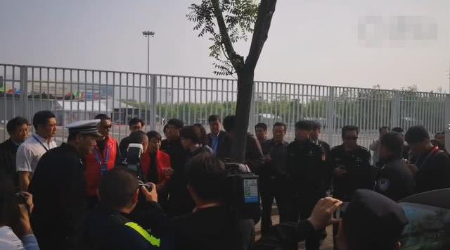 北京车展附近现大量小猪佩奇车，网友：社会猪也有被贴条的时候！