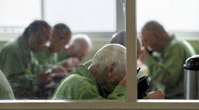 日本老人故意犯罪进监狱,真相让年轻人落泪